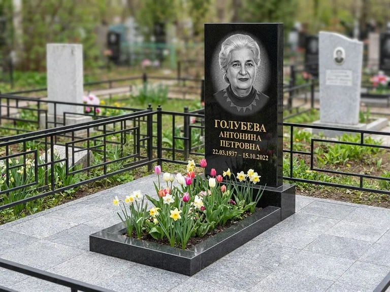 Портрет на памятнике в Екатеринбурге — Выцветший скан восстановили и награвировали на стеле
