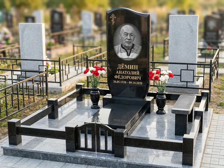Портрет на памятнике в Екатеринбурге — Реставрация → гравировка на премиум-комплексе