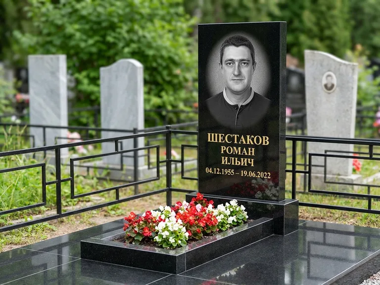 Портрет на памятнике в Екатеринбурге — Ч/б портрет → гравировка на стеле