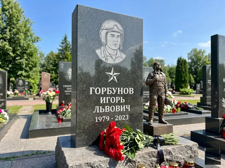 Гранитная фигура лётчика на памятнике военному со звездой в Екатеринбурге