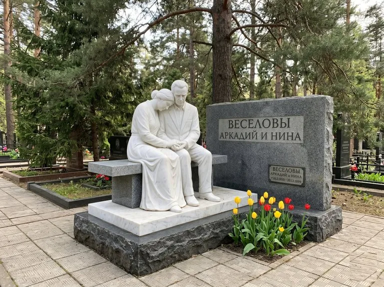 Мраморная скорбящая пара на эксклюзивном мемориале в Екатеринбурге
