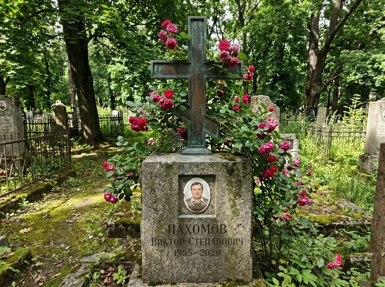 Бронзовый крест с розами на гранитной плите в Екатеринбурге