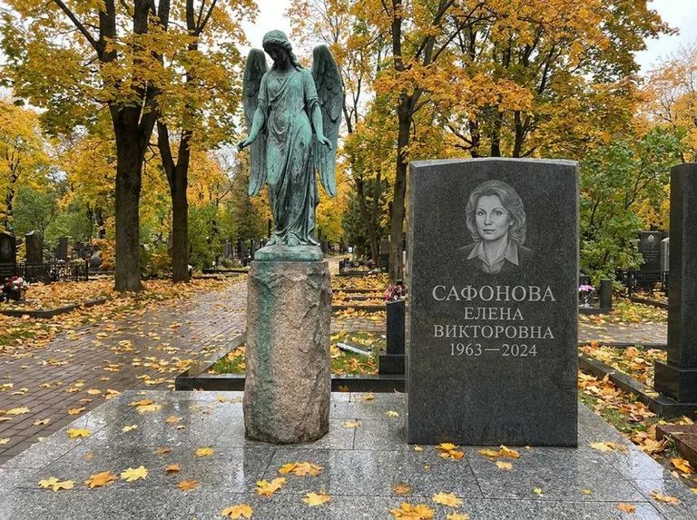 Бронзовый ангел на колонне рядом с памятником в Екатеринбурге