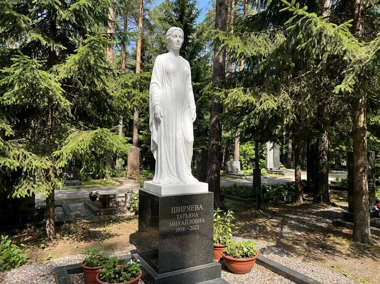 Ростовая женская фигура с портретным сходством на мемориале в Екатеринбурге