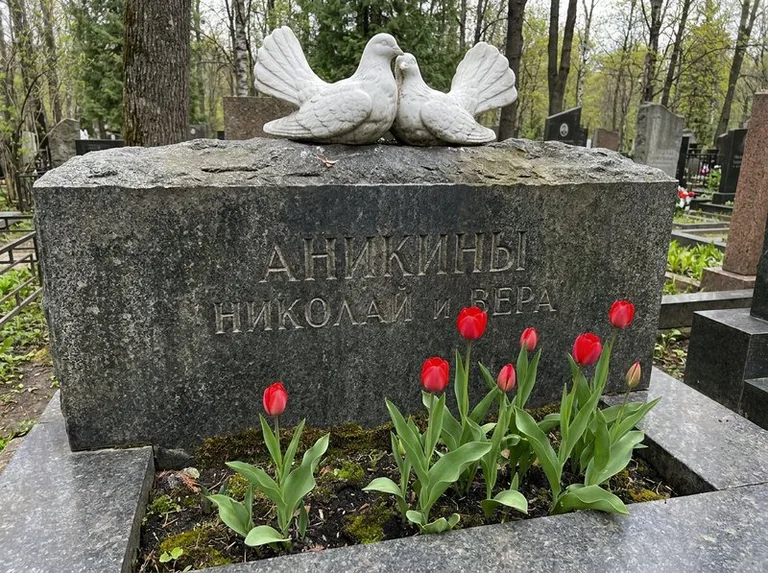 Пара голубей из литьевого мрамора на гранитной плите в Екатеринбурге