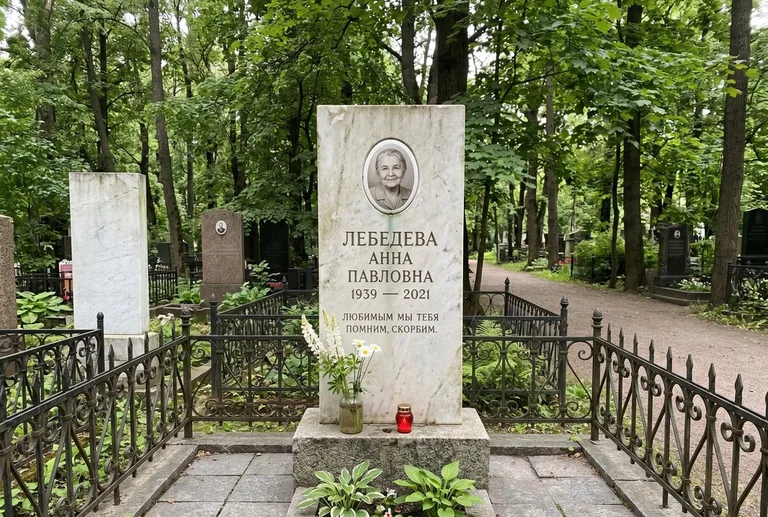 Уборка могилы до и после осенью — городское кладбище в Екатеринбурге