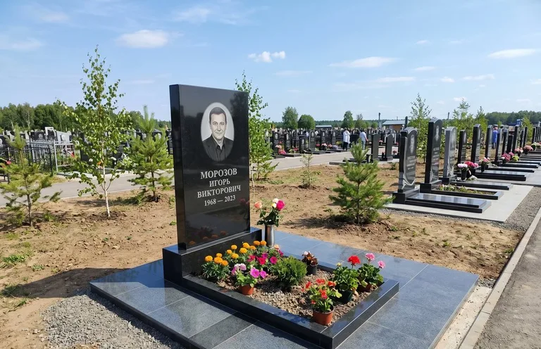 Уборка могилы со скамьёй до и после в Екатеринбурге