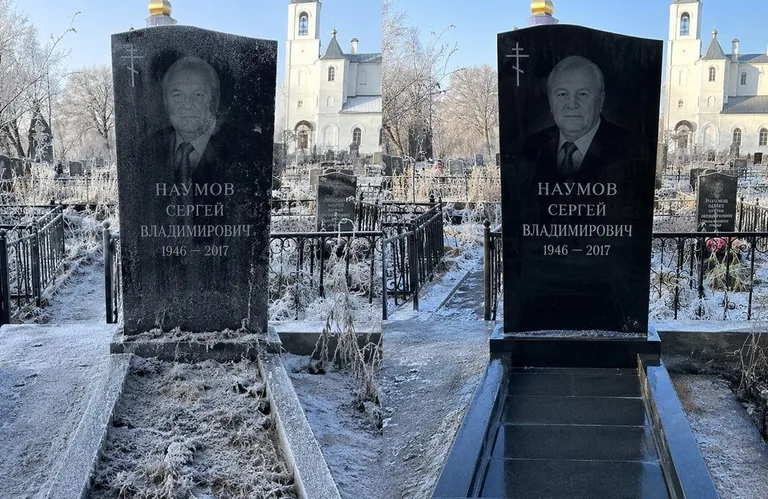 Диптих №18: могила с деревянным крестом и низкой оградкой — выполота трава в Екатеринбурге