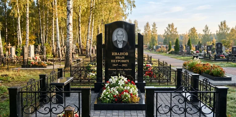 Мемориальный комплекс с цветником и оградой в Екатеринбурге