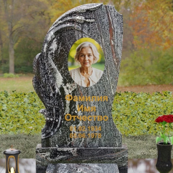 Гранитный памятник с барельефом крыла и птицы, гранит амфиболит