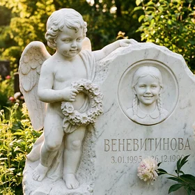 Детский памятник с ангелом и венком