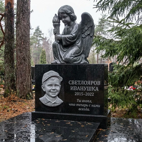 Детский памятник с ангелом и факелом