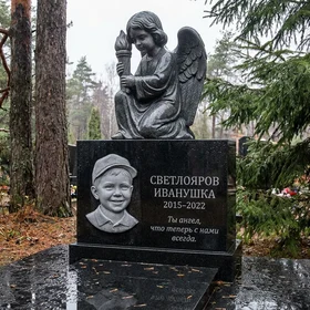Детский памятник с ангелом и факелом