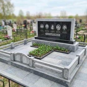 Семейный памятник из комбинированного гранита на пять человек
