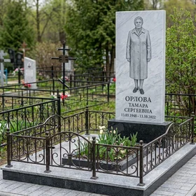 Памятник с портретом в полный рост из белого мрамора