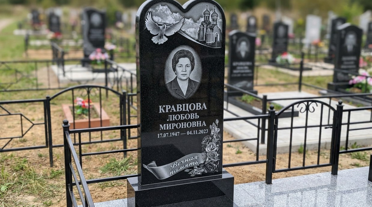 Пример дизайна: Гранитный памятник в форме сердца с голубем и храмом — фото и цена
