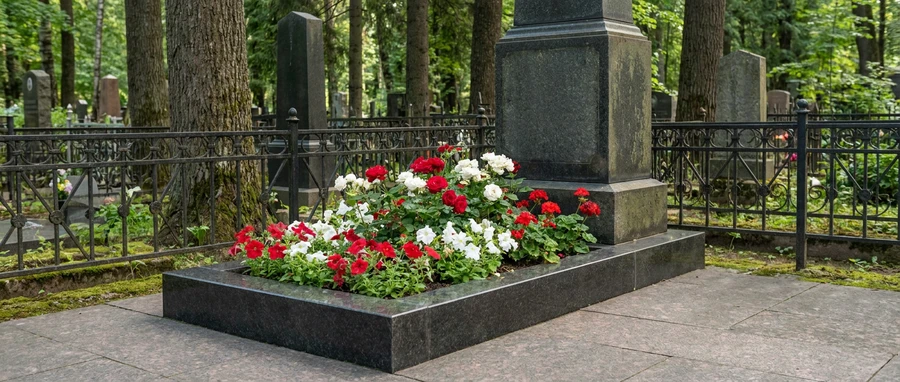 01-granitnyy-cvetnik-s-cvetami.png