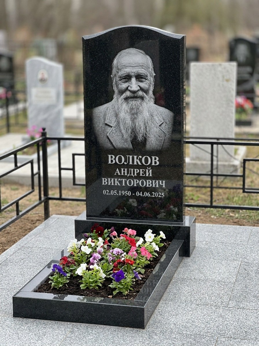 Портрет на памятнике в Екатеринбурге — Старый снимок восстановили, портрет по грудь — гравировка